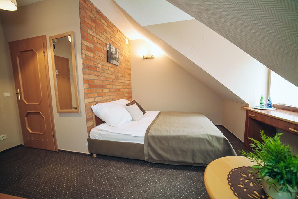 Hubertus Aparthotel & Restaurant & Horse Club Starogard Gdanski Bilik gambar
