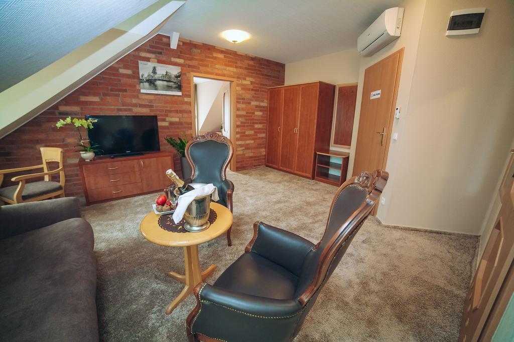 Hubertus Aparthotel & Restaurant & Horse Club Starogard Gdanski Bilik gambar